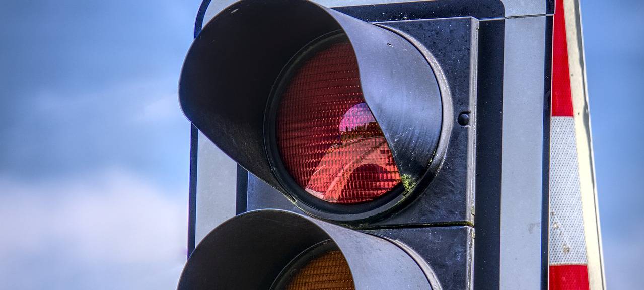 LH: Bahnschranke beschädigt und geflüchtet