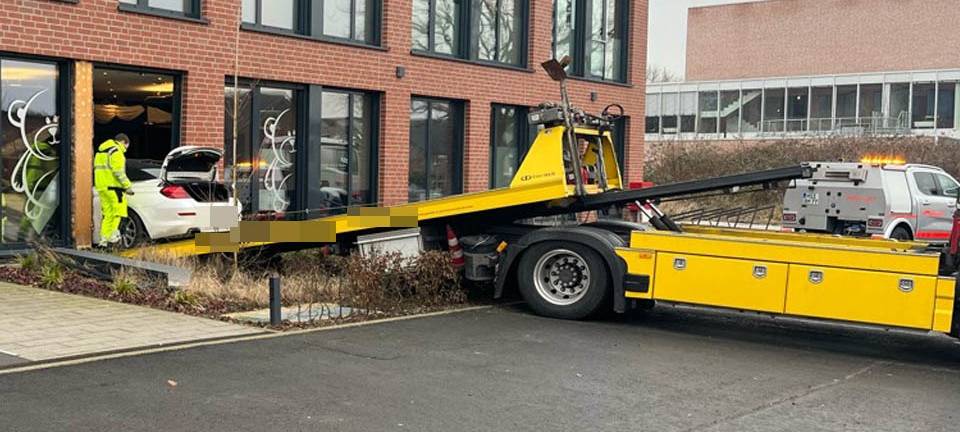 MÜNSTER: Auto fährt in Wartezimmer