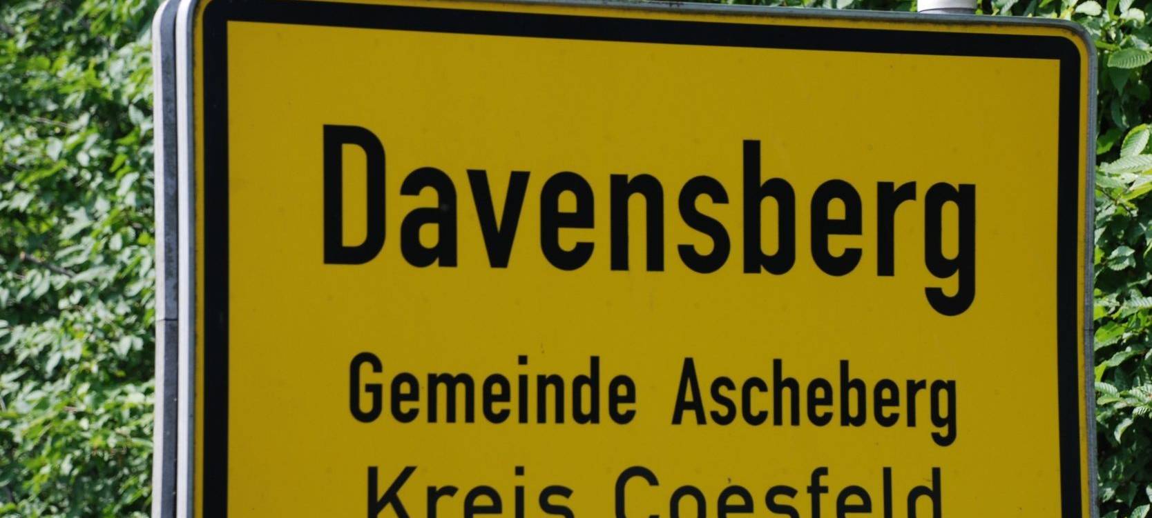 DAVENSBERG: Lichterzug an der Kirche