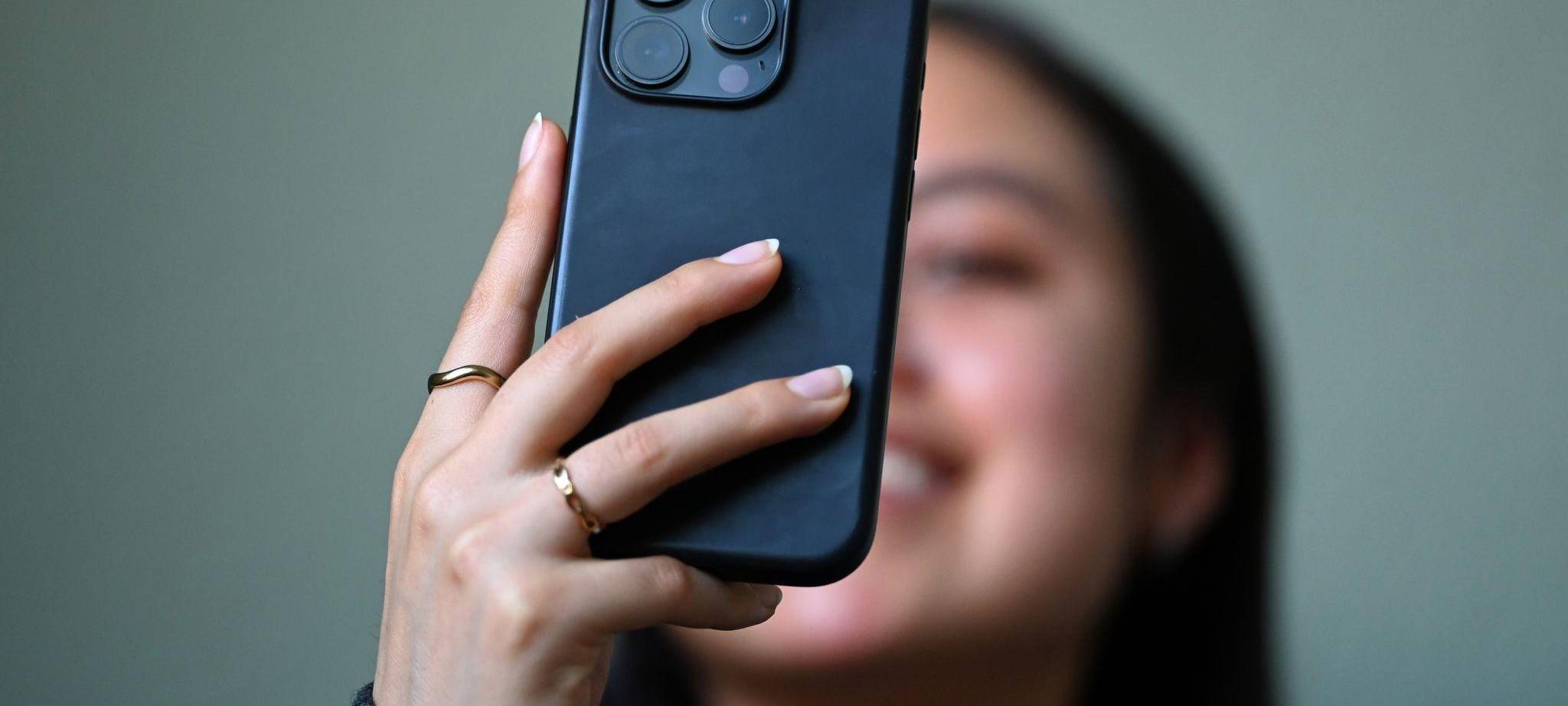 Junge Frau mit Smartphone