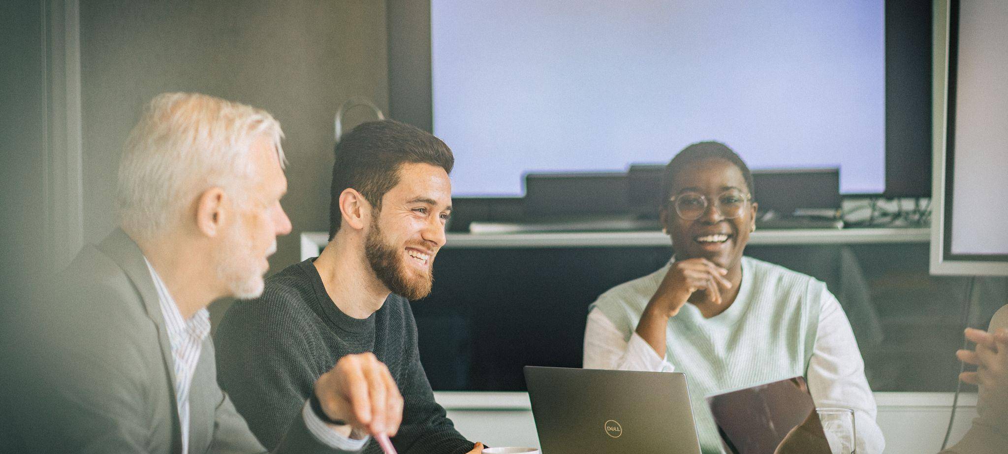 Eine Gruppe Kollegen in einem Konferenzraum
